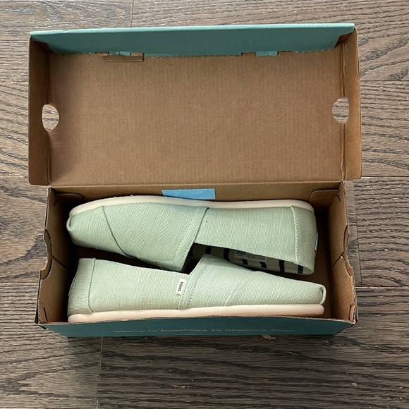 Women’s 7.5 Toms - Picture 2 of 2